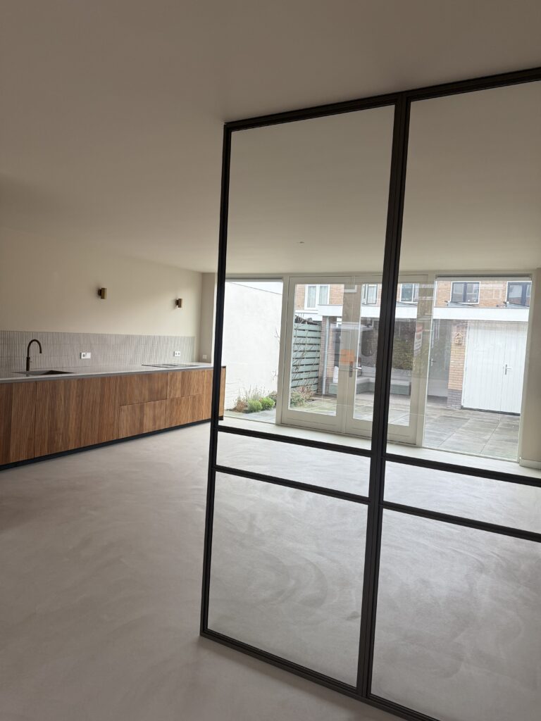 De Vloermeesters, specialist in lavasteen gietvloeren, PU gietvloeren, pvc gietvloeren, egaliseren en vloerverwarming