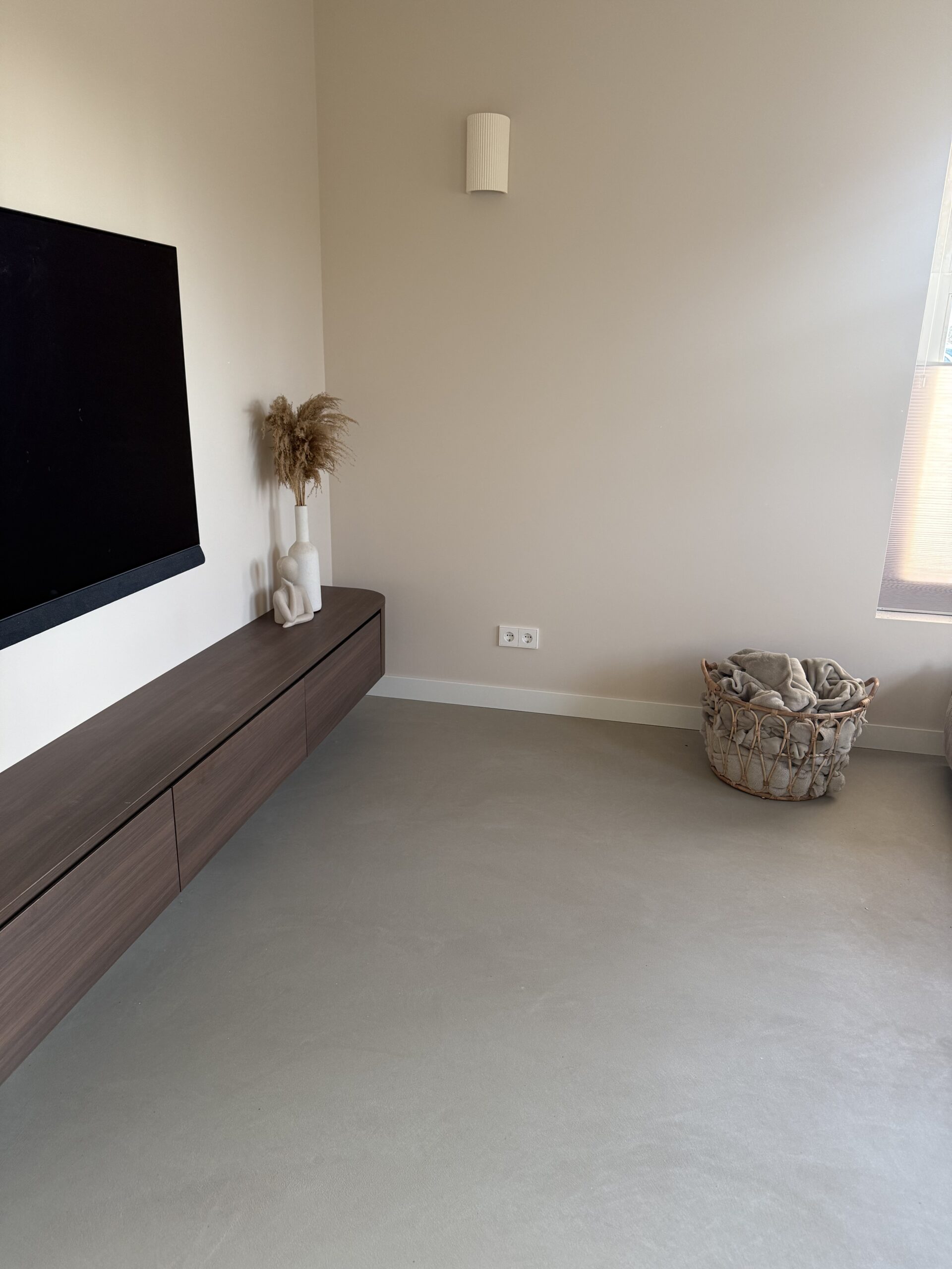 De Vloermeesters, specialist in lavasteen gietvloeren, PU gietvloeren, pvc gietvloeren, egaliseren en vloerverwarming